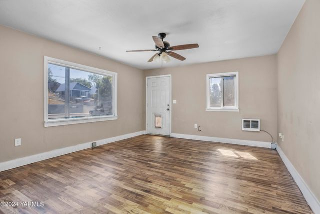 S 702 72ND Ave, Yakima, WA 98908