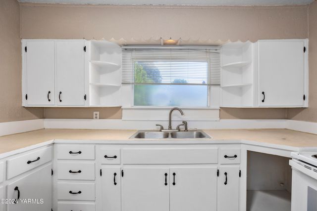 S 702 72ND Ave, Yakima, WA 98908