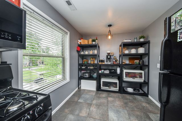 1348 Mc Dowell Road 204, Naperville, IL 60563