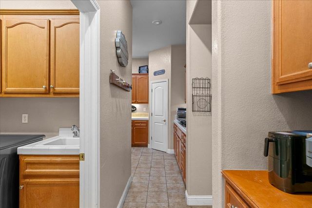 564 Old Bluff Ct, Oakdale, CA 95361