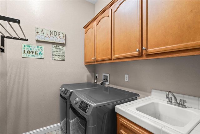 564 Old Bluff Ct, Oakdale, CA 95361