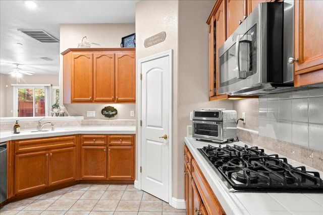 564 Old Bluff Ct, Oakdale, CA 95361