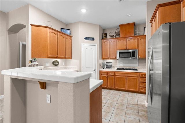 564 Old Bluff Ct, Oakdale, CA 95361