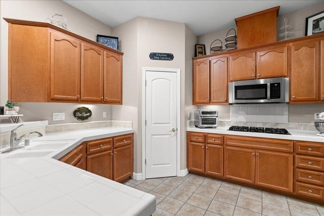 564 Old Bluff Ct, Oakdale, CA 95361
