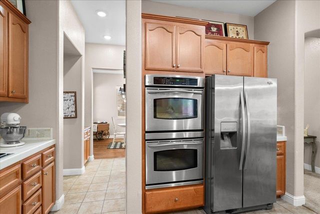564 Old Bluff Ct, Oakdale, CA 95361