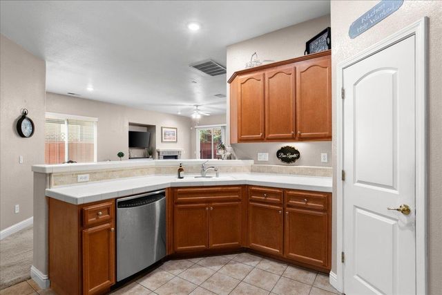 564 Old Bluff Ct, Oakdale, CA 95361