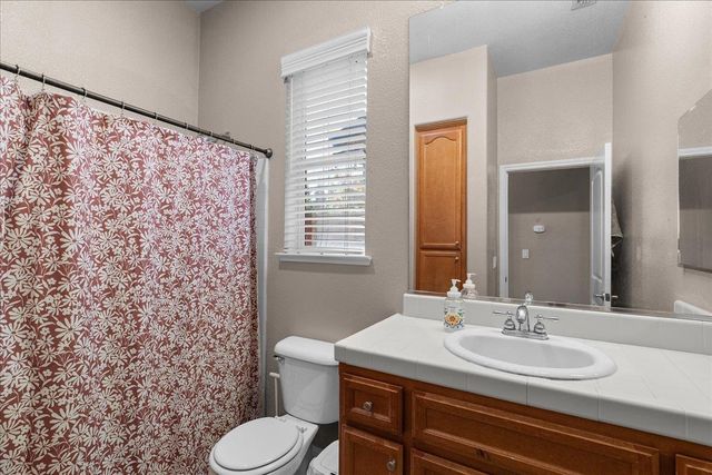 564 Old Bluff Ct, Oakdale, CA 95361