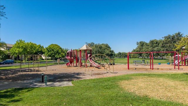 564 Old Bluff Ct, Oakdale, CA 95361