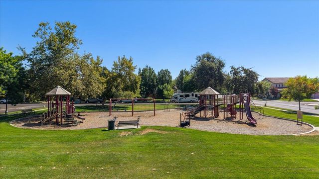 564 Old Bluff Ct, Oakdale, CA 95361