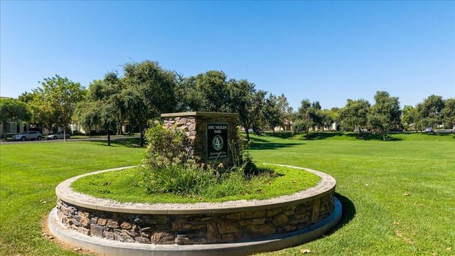 564 Old Bluff Ct, Oakdale, CA 95361