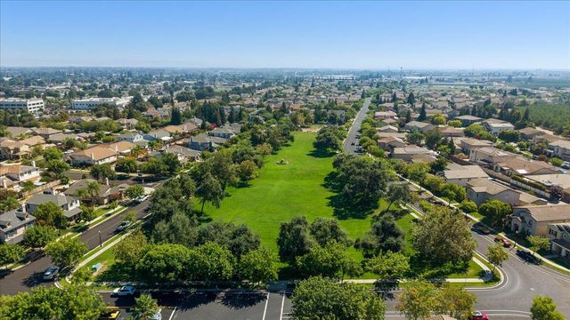 564 Old Bluff Ct, Oakdale, CA 95361