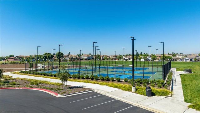 564 Old Bluff Ct, Oakdale, CA 95361