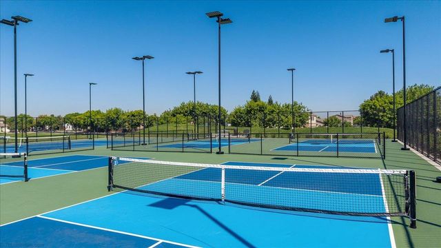 564 Old Bluff Ct, Oakdale, CA 95361