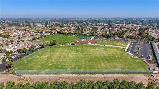 564 Old Bluff Ct, Oakdale, CA 95361