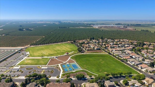 564 Old Bluff Ct, Oakdale, CA 95361
