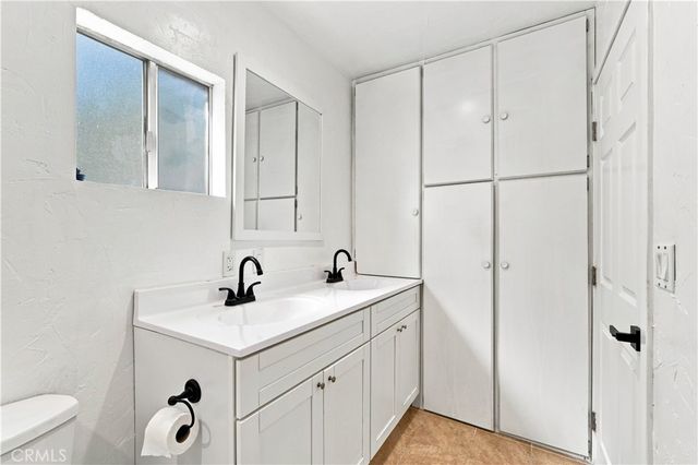 16020 Kittridge Street, Lake Balboa, CA 91406
