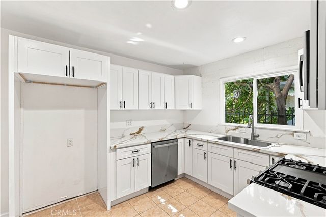 16020 Kittridge Street, Lake Balboa, CA 91406