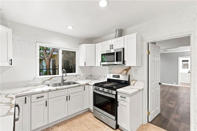 16020 Kittridge Street, Lake Balboa, CA 91406