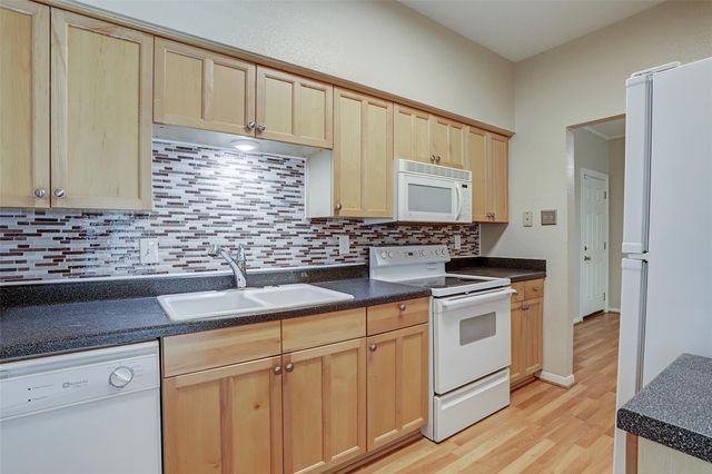 1201 Bering Drive 27, Houston, TX 77057