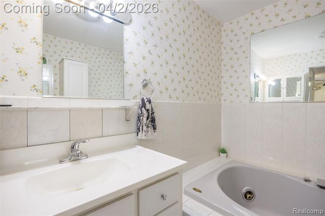 517 Country Club Drive, Saint Clair Shores, MI 48082