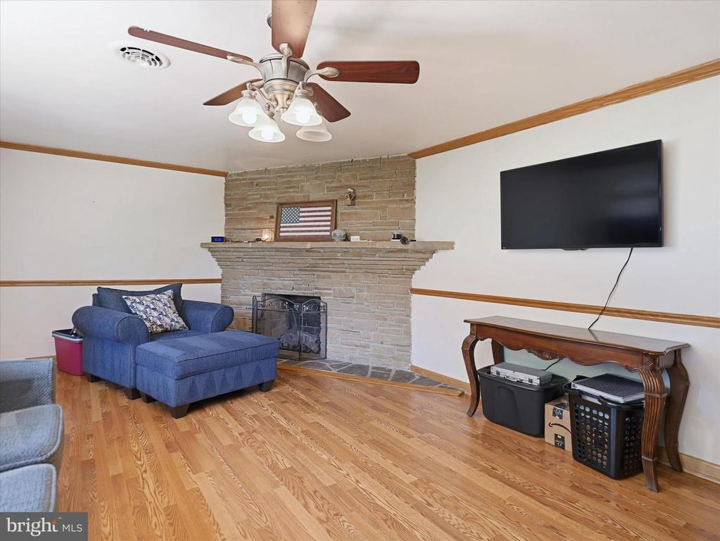Image 6 of property listing at 14626 NATIONAL PIKE, Clear Spring, MD 21722