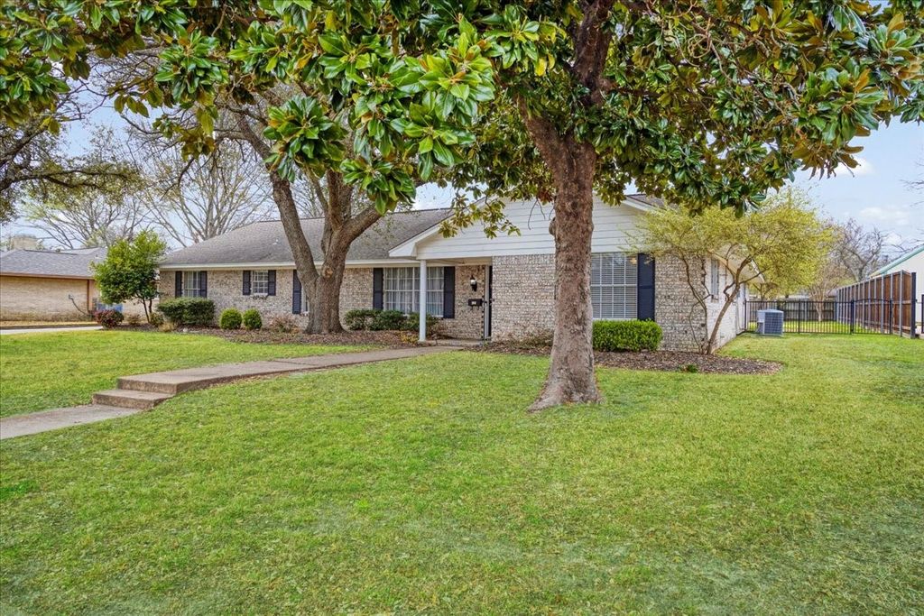 1910 Nancy Lea Drive, Bonham, TX 75418