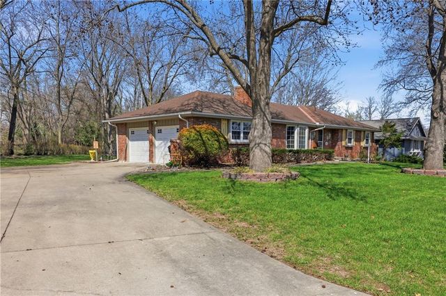 6828 Lakeshore Drive, Raytown, MO 64133