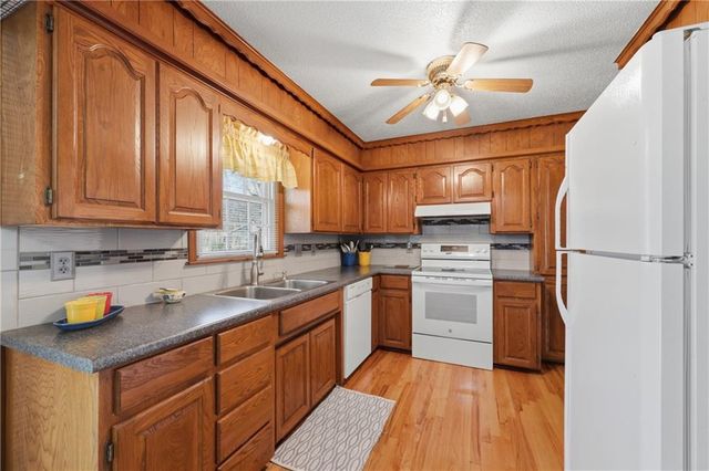 6828 Lakeshore Drive, Raytown, MO 64133