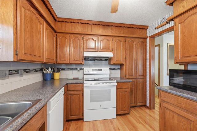 6828 Lakeshore Drive, Raytown, MO 64133