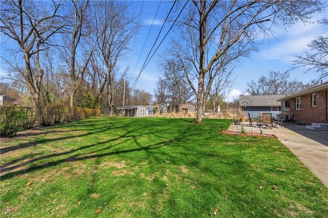 6828 Lakeshore Drive, Raytown, MO 64133