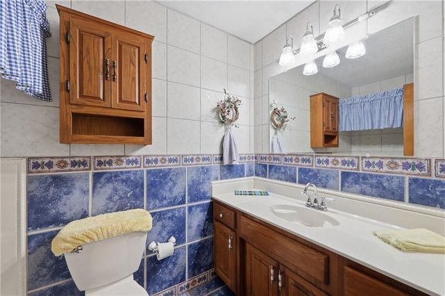 6828 Lakeshore Drive, Raytown, MO 64133