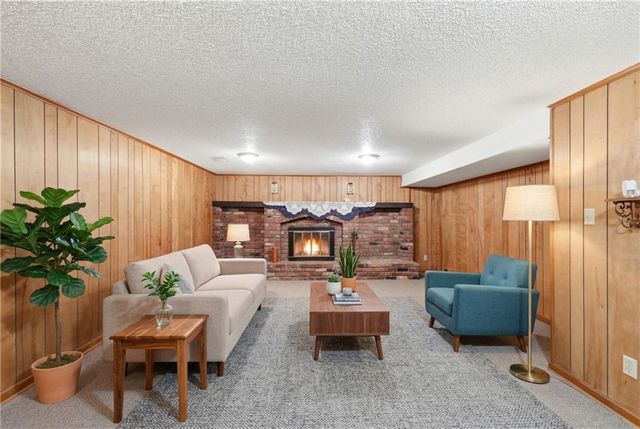 6828 Lakeshore Drive, Raytown, MO 64133