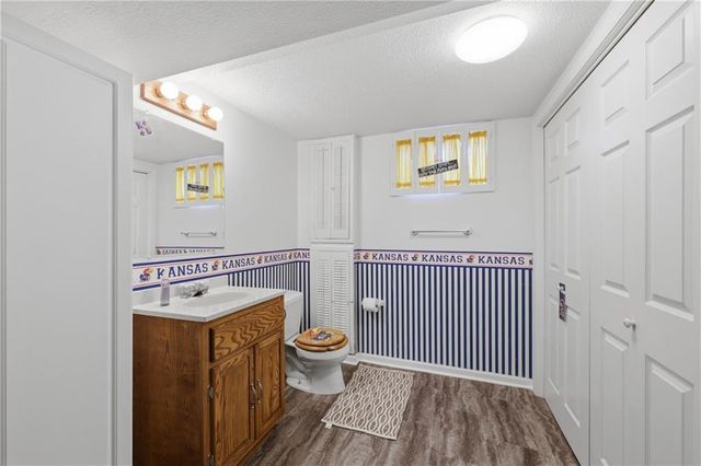 6828 Lakeshore Drive, Raytown, MO 64133