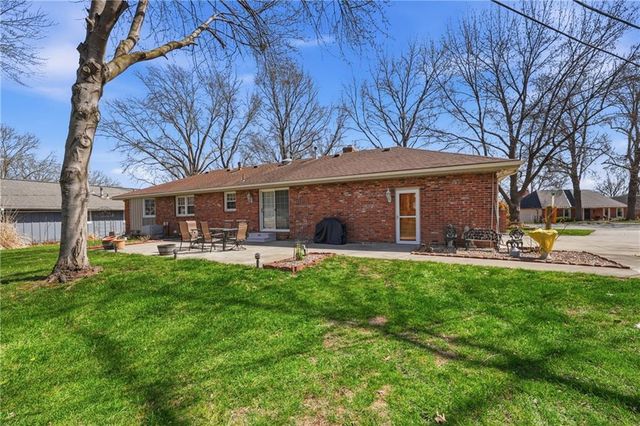 6828 Lakeshore Drive, Raytown, MO 64133