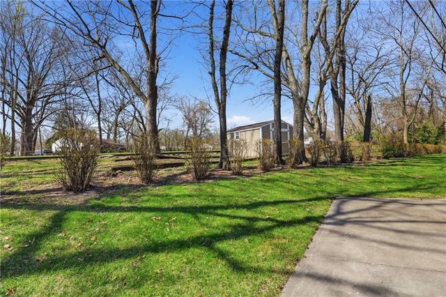 6828 Lakeshore Drive, Raytown, MO 64133