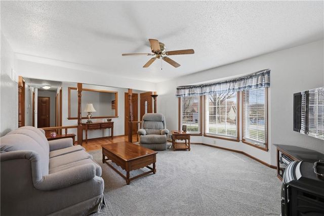 6828 Lakeshore Drive, Raytown, MO 64133