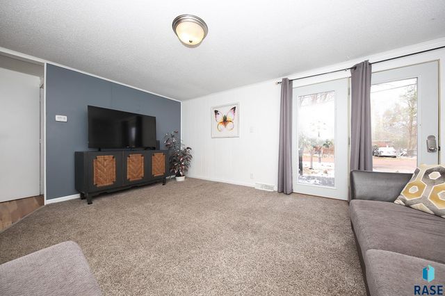 2009 E 30th St N Street N, Sioux Falls, SD 57104