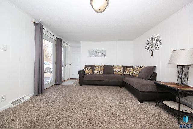 2009 E 30th St N Street N, Sioux Falls, SD 57104