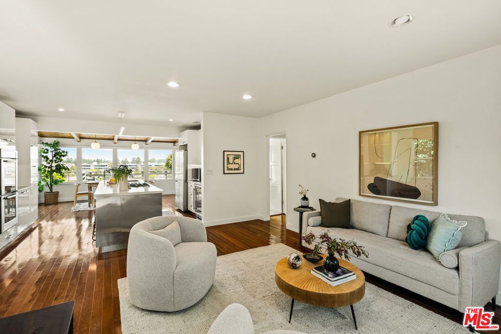 Image 10 of property listing at 7406 Earldom Avenue, Playa Del Rey, CA 90293
