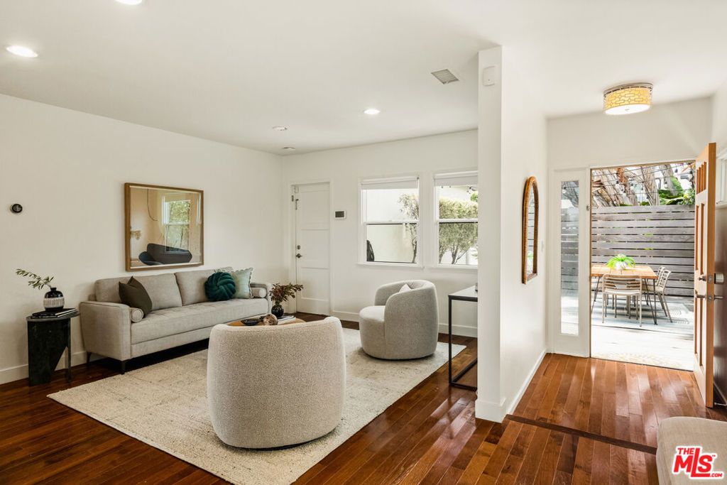 Image 12 of property listing at 7406 Earldom Avenue, Playa Del Rey, CA 90293