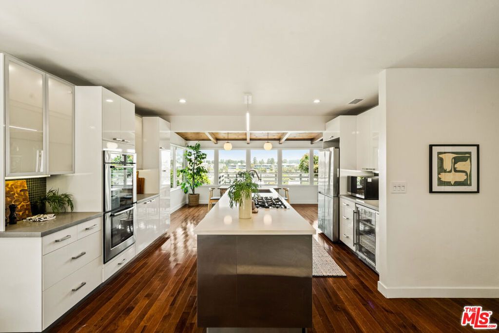 Image 14 of property listing at 7406 Earldom Avenue, Playa Del Rey, CA 90293