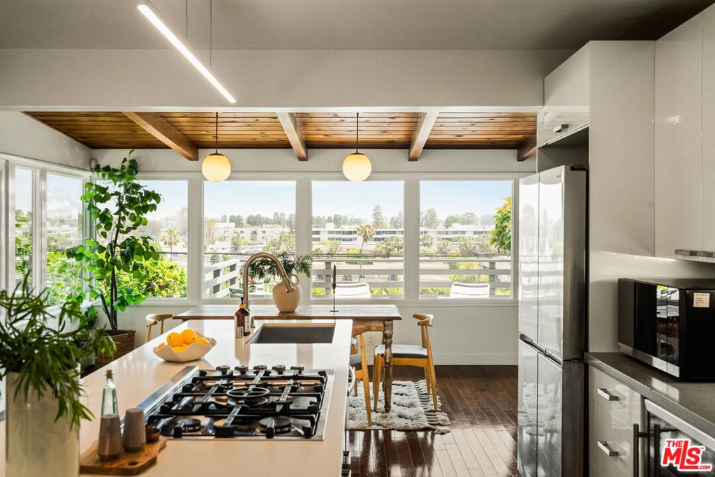 Image 15 of property listing at 7406 Earldom Avenue, Playa Del Rey, CA 90293
