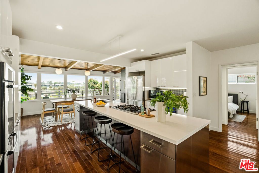 Image 16 of property listing at 7406 Earldom Avenue, Playa Del Rey, CA 90293