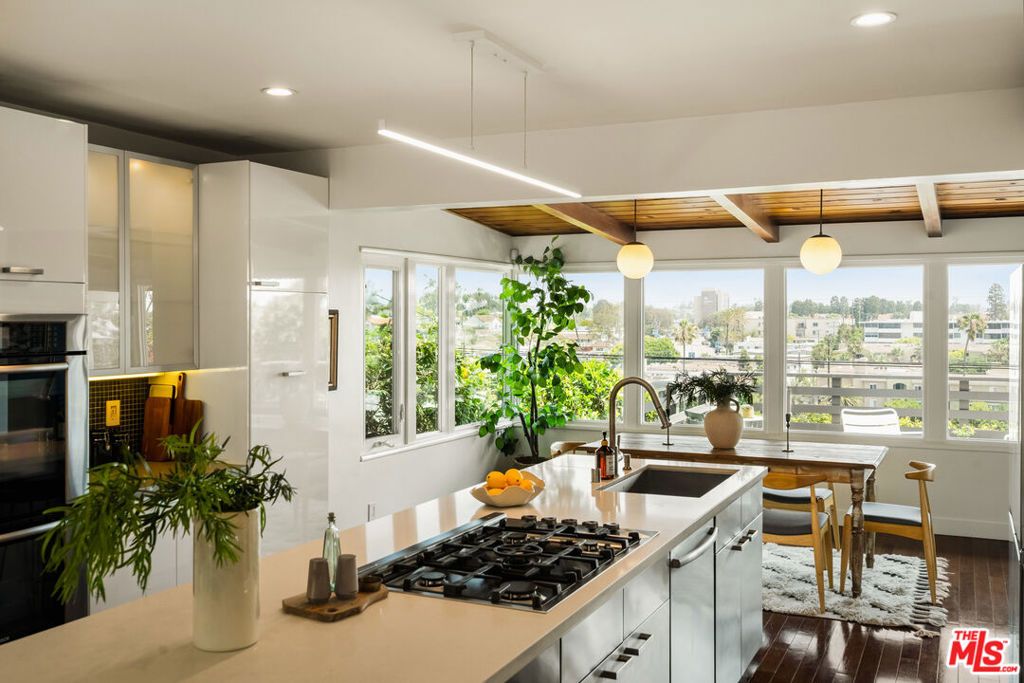 Image 2 of property listing at 7406 Earldom Avenue, Playa Del Rey, CA 90293