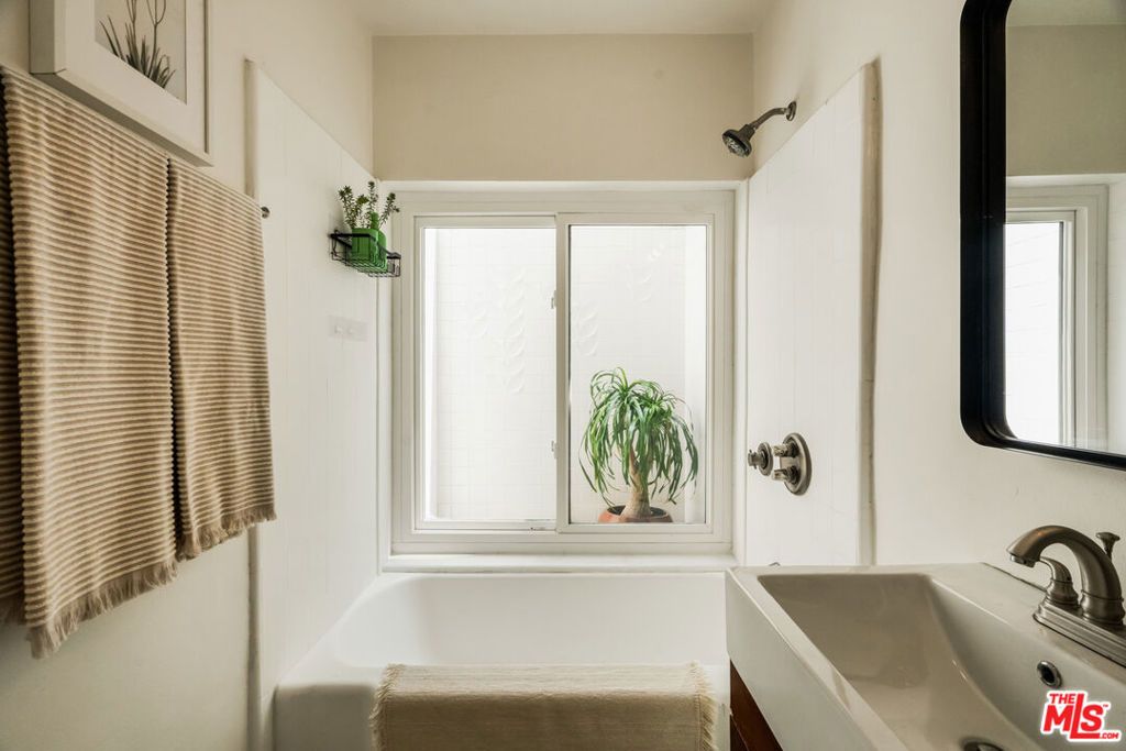 Image 21 of property listing at 7406 Earldom Avenue, Playa Del Rey, CA 90293