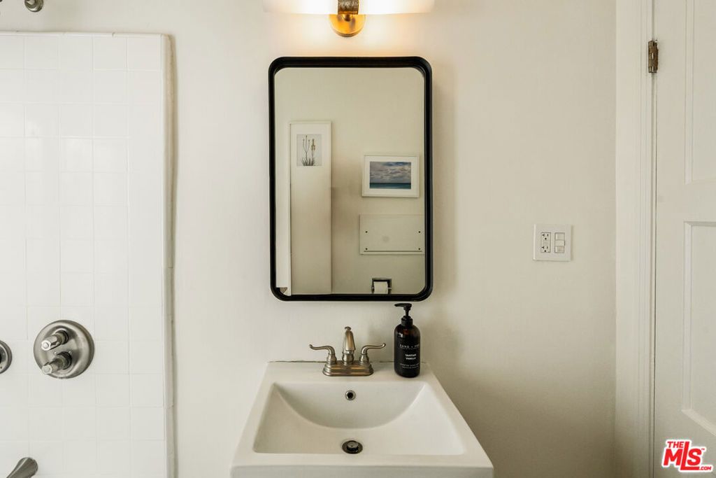 Image 22 of property listing at 7406 Earldom Avenue, Playa Del Rey, CA 90293