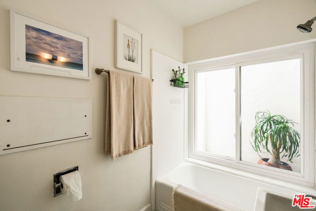 Image 23 of property listing at 7406 Earldom Avenue, Playa Del Rey, CA 90293