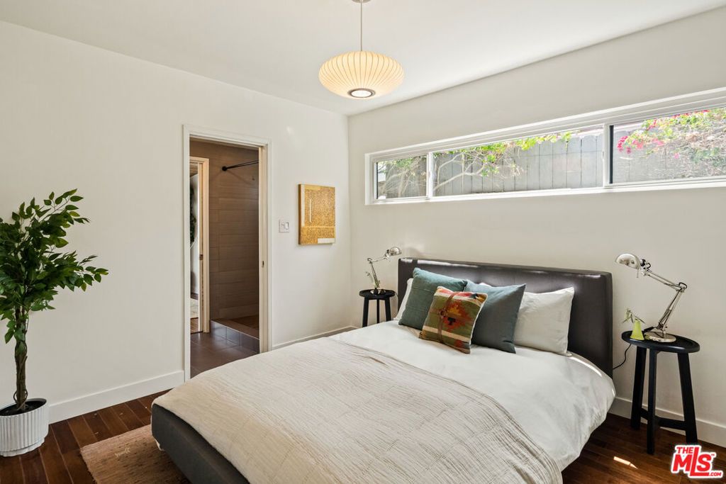 Image 24 of property listing at 7406 Earldom Avenue, Playa Del Rey, CA 90293