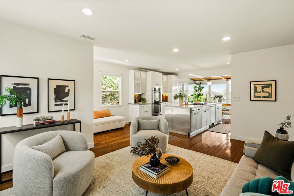 Image 3 of property listing at 7406 Earldom Avenue, Playa Del Rey, CA 90293
