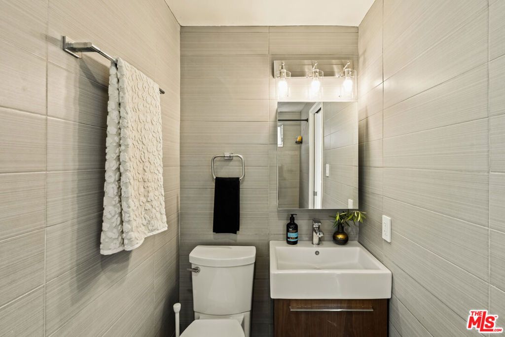Image 32 of property listing at 7406 Earldom Avenue, Playa Del Rey, CA 90293